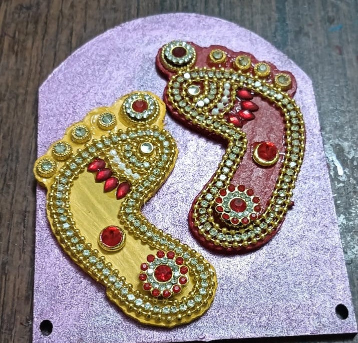 लक्ष्मी चरण शुभ पादुका वॉल हॅंगिंग | Decorative Lakshmi Charan Wall Hanging